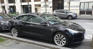 Une Tesla en mode autonome termine sa course face à un train... Les ennuis continuent pour Elon Musk