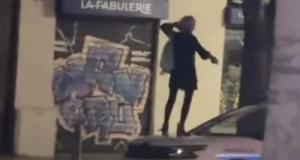 Une femme danse sur une voiture de police en plein centre-ville de Marseille