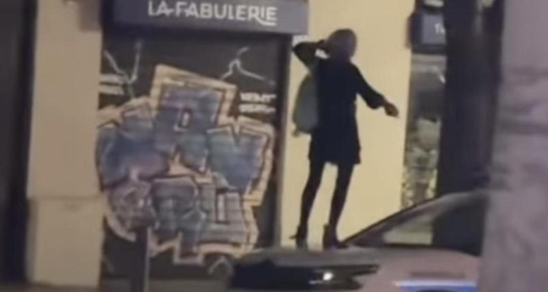  - Une femme danse sur une voiture de police en plein centre-ville de Marseille