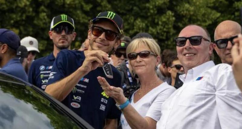  - Il achète un des modèles les plus puissants de chez BMW, Valentino Rossi lui remet les clés en main propre