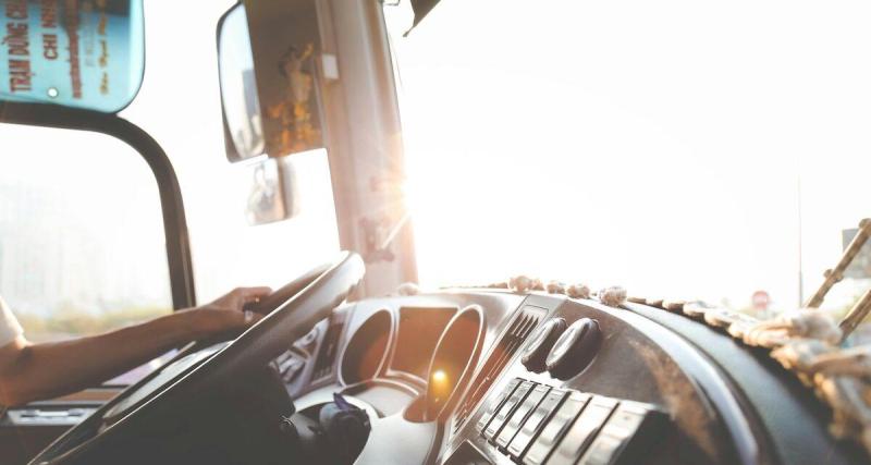  - Un camionneur surpris en train de rouler une cigarette au volant de son poids lourd lancé à toute vitesse sur l’autoroute