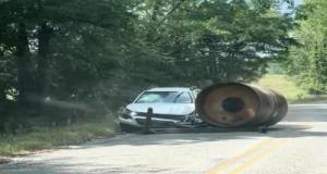 Un rouleau compresseur se détache et finit sa course dans une voiture