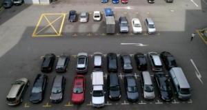 Pour seulement 2 heures de stationnement dans un parking, une conductrice doit régler près de 5000€