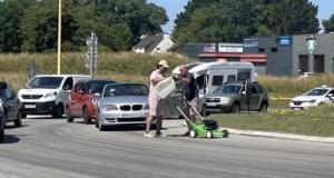 Dans un giratoire, une voiture percute… une tondeuse à gazon