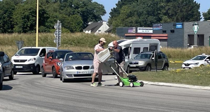  - Dans un giratoire, une voiture percute… une tondeuse à gazon