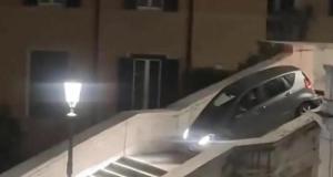 Il tente de descendre les célèbres marches de la Trinité-des-Monts (Rome)… en Mercedes