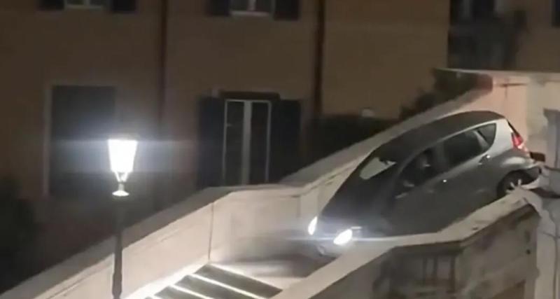  - Il tente de descendre les célèbres marches de la Trinité-des-Monts (Rome)… en Mercedes