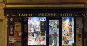 Elle vole des jeux à gratter et s’enfuit… la buraliste s’accroche à son capot pour la stopper