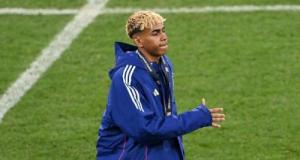 Barça, PSG : Yamal honteusement pris à partie à l'aéroport par des fans de Dembélé