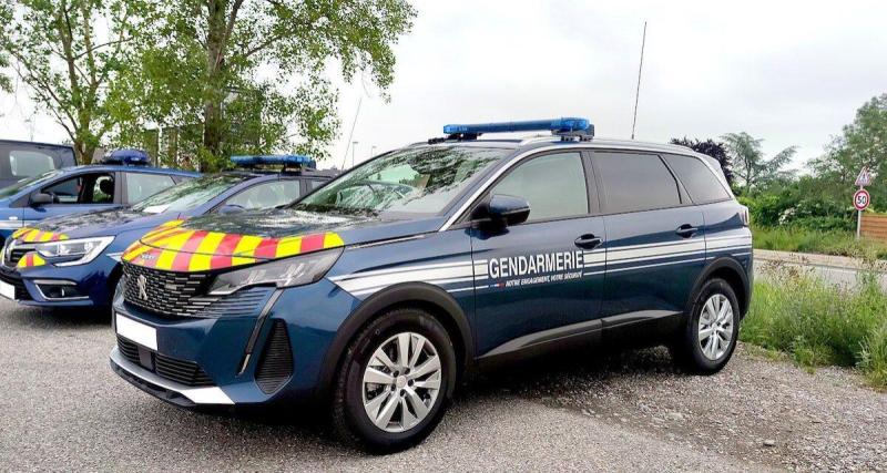 - Les gendarmes dans des voitures anciennes, la crise frappe partout