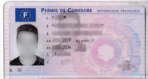Il présente aux policiers le permis de conduire… de son frère