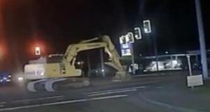 Une pelleteuse en cavale : la police obligée de rouler à 4,8 km/h pendant plus d’une heure (vidéo)