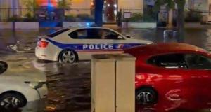 Dans une rue inondée, la police diffuse la BO de Titanic