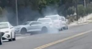 Il tente de se garer en drift avec sa Ford Mustang… et finit par détruite sa voiture sur le trottoir