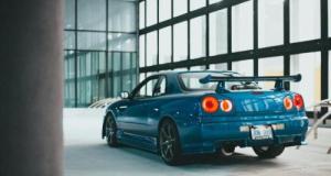Il tente de voler une Corvette Z06, la baie vitrée du showroom l'arrête net !