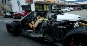 Ils se baladent en Porsche Carrera GT… sans portes, ni ceintures, ni carrosserie