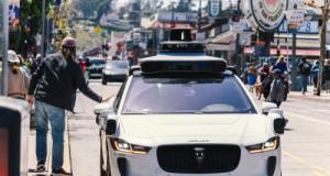 Elle se fait percuter par un taxi autonome et l'attaque en justice