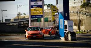 Ils tentent de doubler la queue à la pompe avec leurs Porsches… la file d'attente leur a réservé une mauvaise surprise !