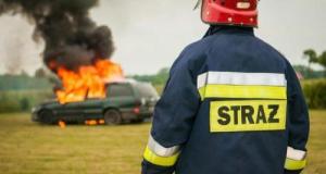 Canicule : la voiture d'un couple de personnes âgées prend feu en pleine route, ils échappent au pire