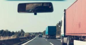 Il s'endort au volant et percute un véhicule d’entretien, son camion part en fumée