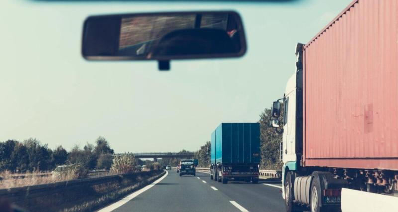  - Il s'endort au volant et percute un véhicule d’entretien, son camion part en fumée
