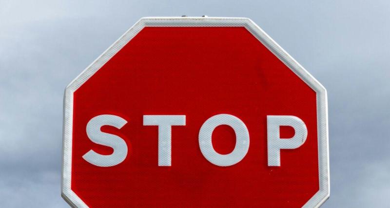 - La règle de priorité oubliée : ce carrefour à quatre stops sème la panique chez les automobilistes