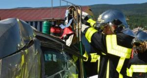 Il perd le contrôle, sa voiture finit sur le toit après un rond-point