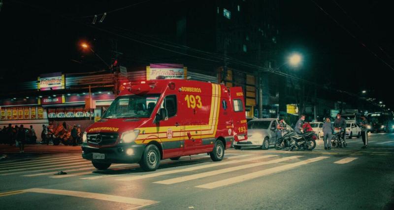  - Elle tente d'éviter un piéton sur la route et finit sa course dans un restaurant