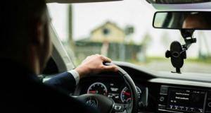 Incroyable ! Il roule des heures avant de se rendre compte qu'il a oublié sa femme sur une aire d'autoroute