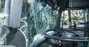 Sur une chaussée humide, son bus dérape et provoque un accident spectaculaire sous la pluie... heureusement sans blessés