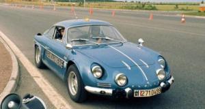 Ces voitures de légende de la gendarmerie feront une apparition surprise au Tour de France