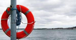 À 92 ans, il chute avec sa voiture dans le bassin… et s’en sort grâce à deux héros anonymes