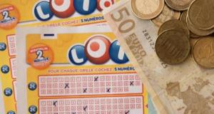 En nettoyant sa voiture, il retrouve un ticket gagnant de loto et remporte 50 000€