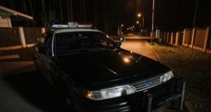 Ils traquent un suspect, leur voiture de police percute un terre-plein en pleine poursuite