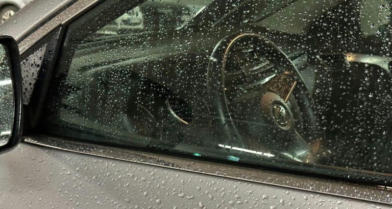  - Elle laisse ses enfants enfermés dans une voiture sous une chaleur brûlante pendant qu’elle se fait des injections aux lèvres… choc total !