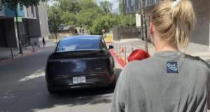 Quand la météo fait descendre les passagers : le Robotaxi Tesla interrompt son trajet en pleine campagne