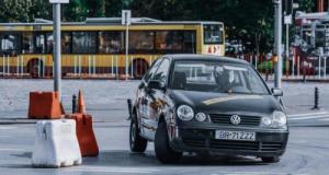 À pleine vitesse, sa voiture percute violemment un rond-point, s'envole et termine sa course dans un champ