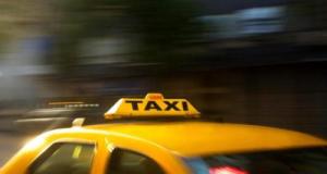 Face à la canicule, ces taxis collent un climatiseur sur le toit de leur voiture pour être au frais… et ça marche !