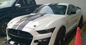 Il vole une Mustang armé… mais oublie sa carte d’identité sur le comptoir