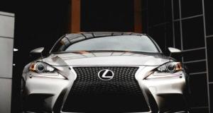Tennis sur SUV en mouvement : la campagne insolite de Lexus qui bat deux records avec une publicité folle en pleine route