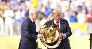 Le coup de folie de Trump avec le trophée de la Coupe du monde des clubs