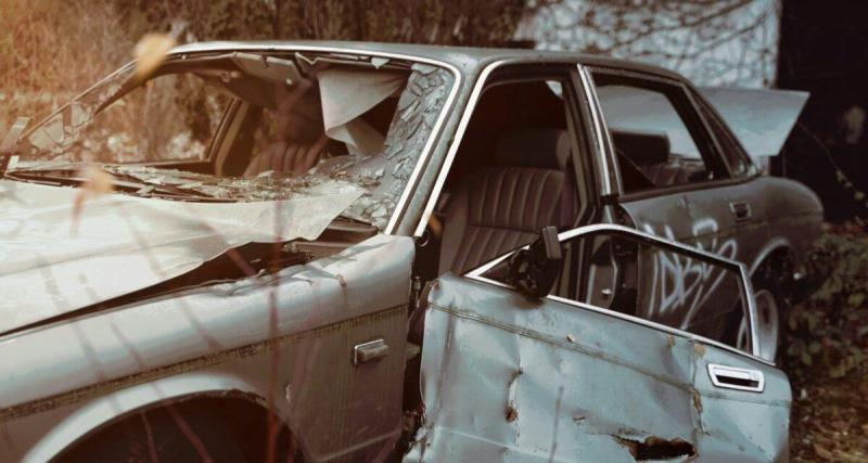  - Ils retrouvent une voiture avec ses vitres brisées la nuit… et un cocktail incendiaire dessus !