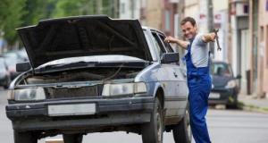 Il répare sa voiture posée sur… trois planches en pleine rue