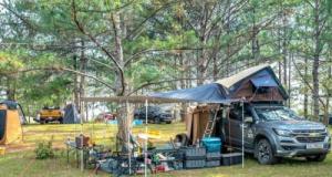 Cette tente transforme votre voiture en mini camping-car en 10 min