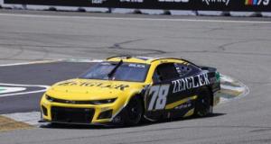 Un bolide NASCAR poussiéreux retrouvé dans un circuit fantôme abandonné
