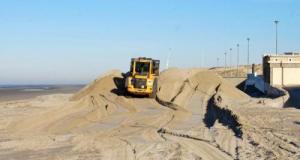 Il tente d’échapper à la police… et termine planté dans un tas de sable