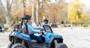 Un petit enfant roule sur l’autoroute en voiturette, pensant que sa mère joue avec lui