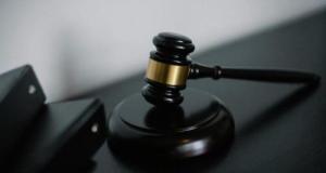 À peine sorti de prison, il vole une voiture… qui le mène droit à son 27e procès