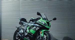 Incroyable : la moto Kawasaki humilie F1, jet et F16 dans une course historique