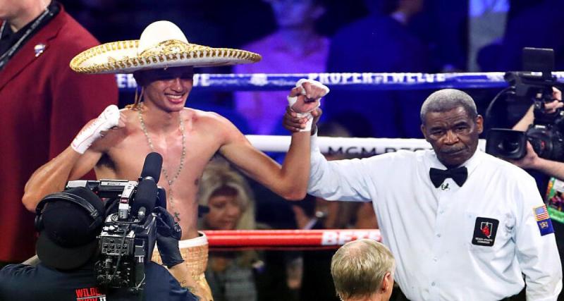  - Boxe : Sebastian Fundora l’emporte par arrêt technique contre Tszyu dans la revanche et garde sa ceinture WBC